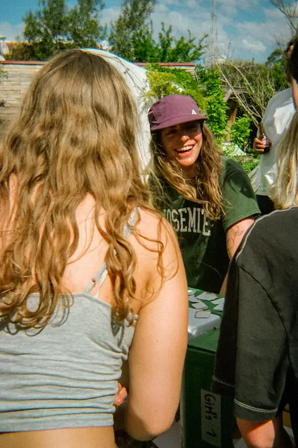 Hóspedes do Maceda Surf Camp à mesa, ao ar livre